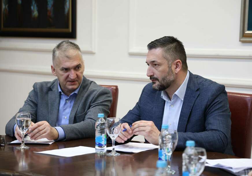 (FOTO) "Kad nema Draška, mi to začas" Sjednica trajala 11 minuta, Banjaluka oborila rekord efikasnosti