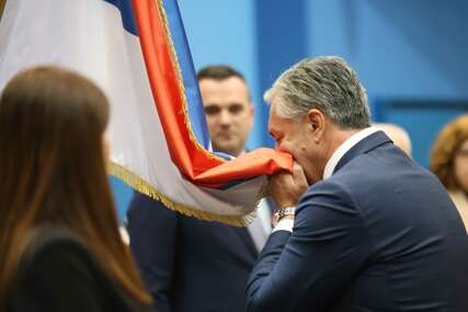 (FOTO) Posebna sjednica Narodne skupštine: Novi predsjednik Srpske Siniša Karan položio zakletvu