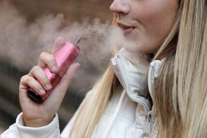 Sve popularnije MEĐU TINEJDŽERIMA: ANSES upozorava na štetnost elektronskih cigareta