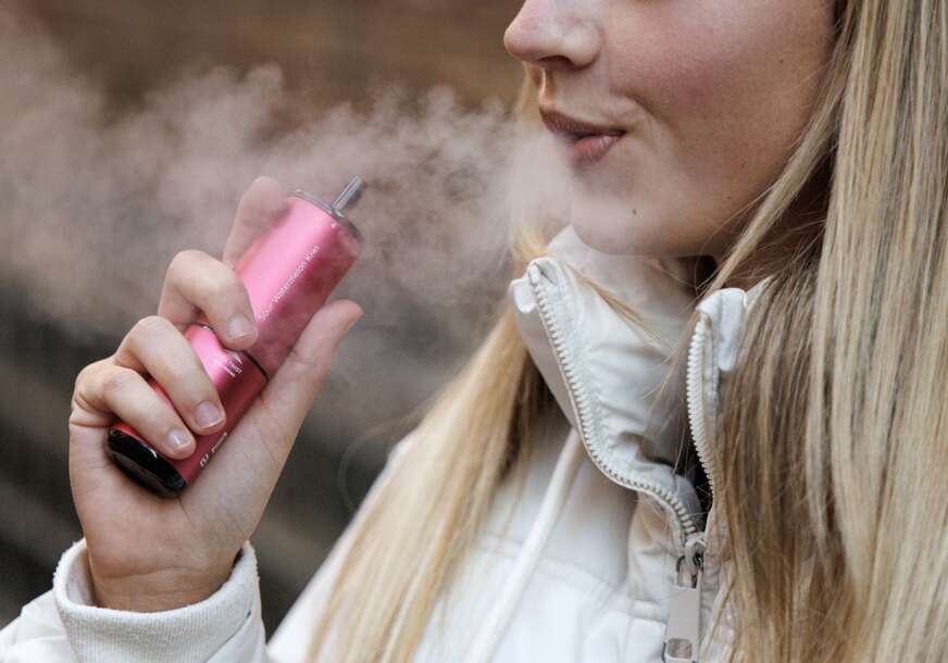 Sve popularnije MEĐU TINEJDŽERIMA: ANSES upozorava na štetnost elektronskih cigareta