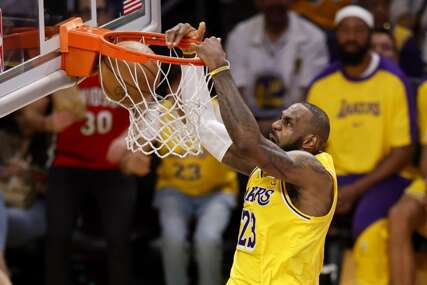 (VIDEO) Istorija u NBA ligi: Matori Lebron Džejms upisao tripl-dabl u pobjedi Lejkersa