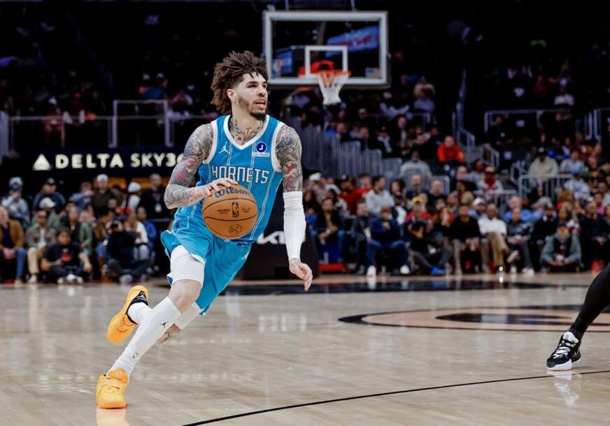 (VIDEO) OSTAO NEPOVRIJEĐEN NBA zvijezda imala saobraćajnu nesreću