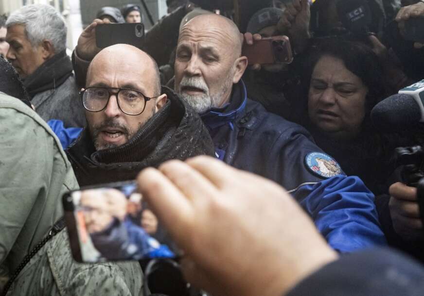 (FOTO) "Ubili ste nam djecu" Haos ispred tužilaštva zbog vlasnika bara smrti u Švajcarskoj