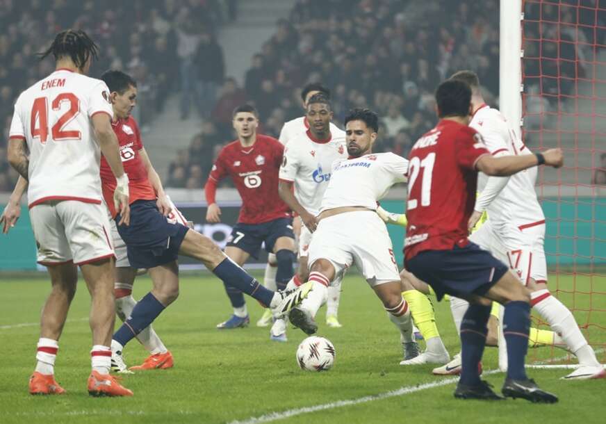 (FOTO) Neprijatne scene nakon susreta: Navijači Lila bakljama zasuli svoje igrače
