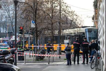 (VIDEO, FOTO) POGINULA JEDNA OSOBA, POVRIJEĐENO 38 Tramvaj iskočio iz šina u Milanu i udarilo u zgradu