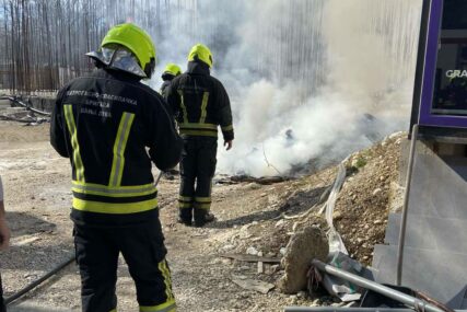 (FOTO) Požar U STANU u Banjaluci: Jedna osoba povrijeđena, vatrogasci imali više intervencija