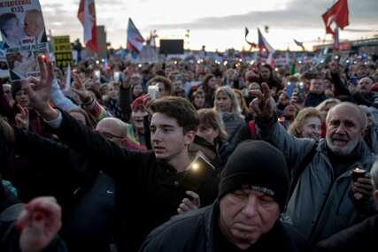 POLITIČKI SUKOB DRMA ČEŠKU Protesti širom zemlje u znak podrške predsjedniku