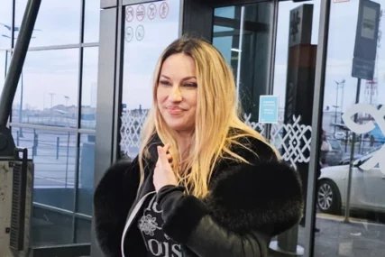 (FOTO) "BAKSUZ, PRODAJE ŠNALE I TOALET PAPIR NA PIJACI" Rada Manojlović progovorila o ocu, otkrila da odbija da uzme novac od nje