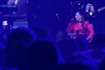 (VIDEO) PRIJA SE SRUŠILA NA BINI Prijovićka se saplela i pala na koljena usred pjesme na nastupu u Njemačkoj