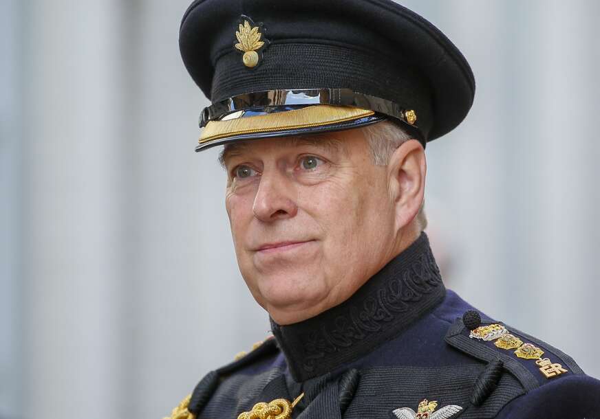 Bivši princ kleči iznad žene koja leži na podu: Endru UHAPŠEN NA ROĐENDAN pred očima svijeta, sumnja se da je ovo rekao pedofilu Epstajnu