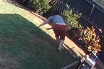 (VIDEO) Snimak iz Australije ledi krv u žilama: Bosa šetala po dvorištu, a onda je iz rupe izletjela ZMIJA OTROVNICA i omotala joj se oko noge
