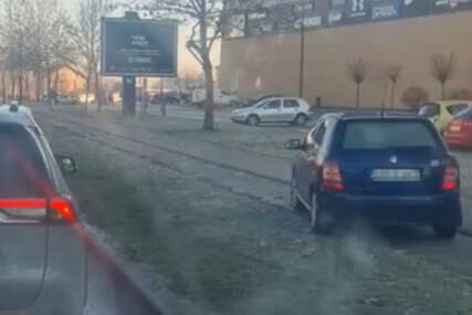 (VIDEO) Snimak izazvao bijes na mrežama: Vozač u Banjaluci krenuo trotoarom, gužva mu nije bila prepreka