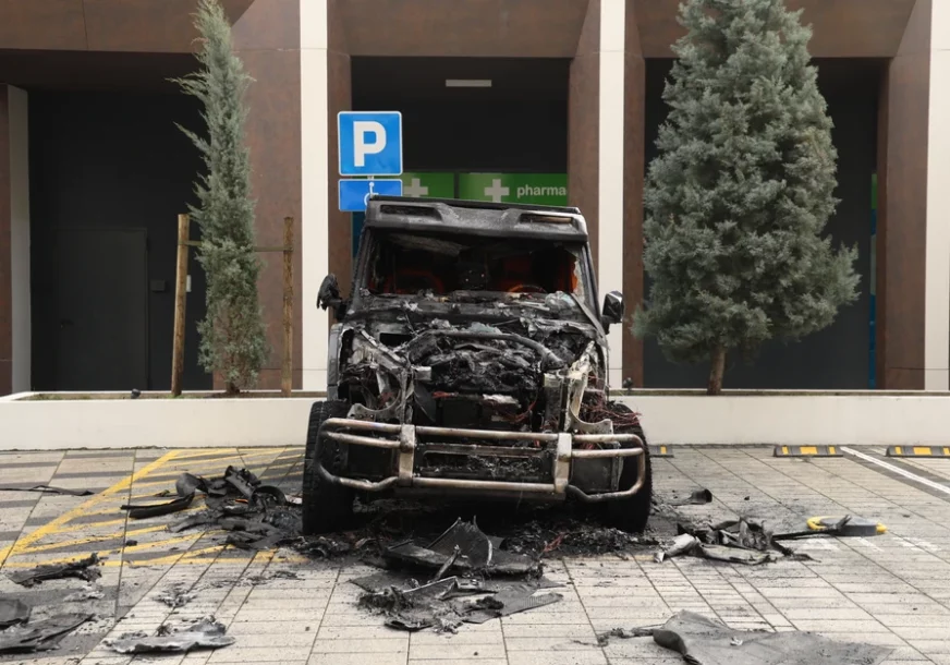 Zapaljen automobil Bake Praseta