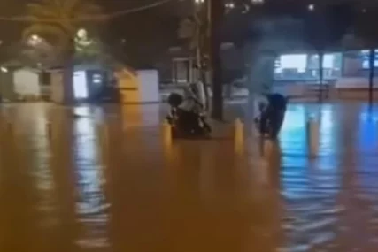 (VIDEO) Kataklizma u Crnoj Gori, Kotor pod vodom: Palo više od 200 LITARA kiše, voda do struka