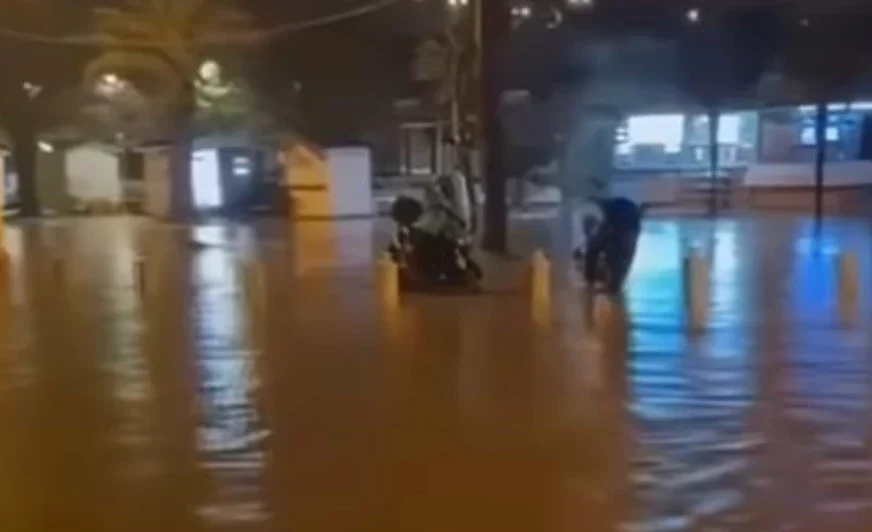 (VIDEO) Kataklizma u Crnoj Gori, Kotor pod vodom: Palo više od 200 LITARA kiše, voda do struka