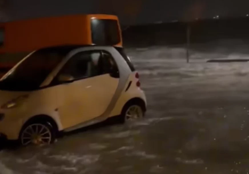 (VIDEO) APOKALIPSA U HRVATSKOJ Uraganska oluja ruši sve pred sobom, more ušlo u kuće, očajni ljudi brane svoje domove