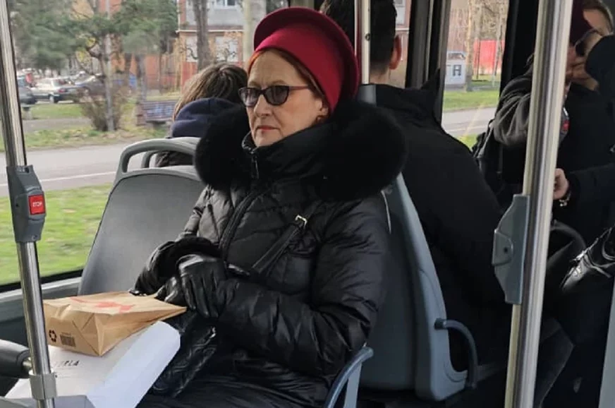 (FOTO) Niko je nije prepoznao: Glumica uhvaćena u gradskom prevozu, kamuflirala se ispod kape, zimske jakne i naočala za sunce
