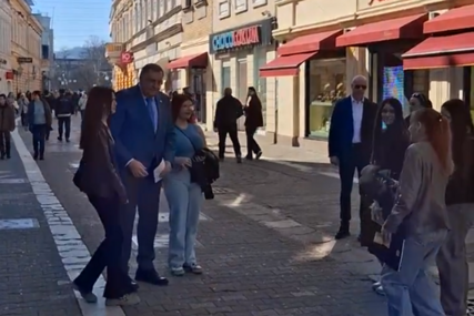 (VIDEO) Strpljivo pozirao: Dodik prošetao Gospodskom ulicom, "PALO" FOTOGRAFISANJE S GRAĐANIMA