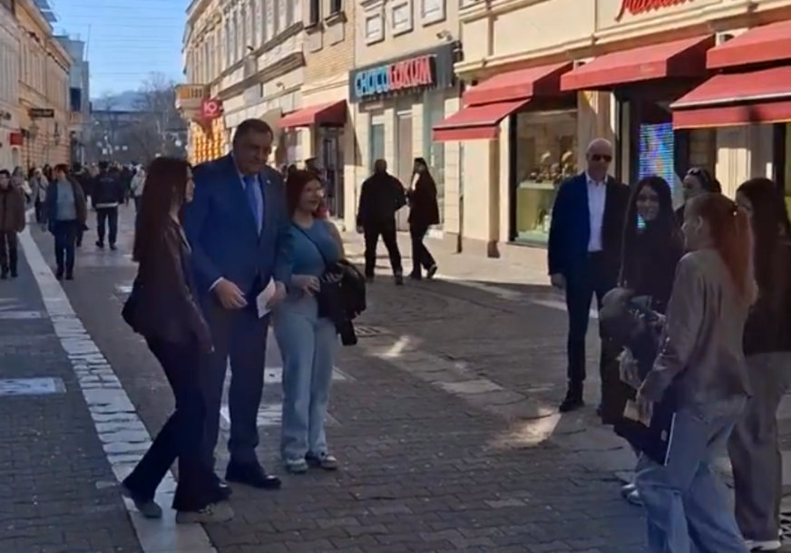(VIDEO) Strpljivo pozirao: Dodik prošetao Gospodskom ulicom, "PALO" FOTOGRAFISANJE S GRAĐANIMA