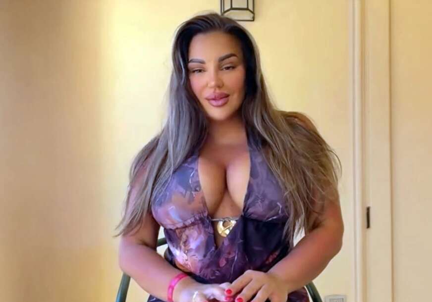 (FOTO) DEKOLTE SAMO ŠTO NE PREPUKNE Pjevačica ne liči na sebe, skinula se u bikini, a obline sijevaju