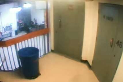 (VIDEO) Svi gledaju FIGURU U NARANDŽASTOM: Misteriozni snimak koji je nastao u noći kada je Epstajn umro intrigira svijet