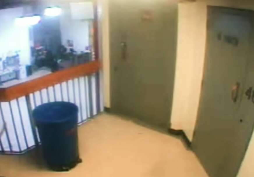 (VIDEO) Svi gledaju FIGURU U NARANDŽASTOM: Misteriozni snimak koji je nastao u noći kada je Epstajn umro intrigira svijet