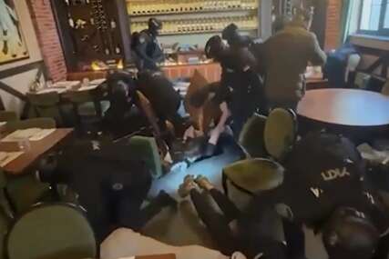 (VIDEO) "LEZI NA POD" Policija upala u restoran, pa uhapsila pripadnika vračarskog klana i 4 maloljetnika