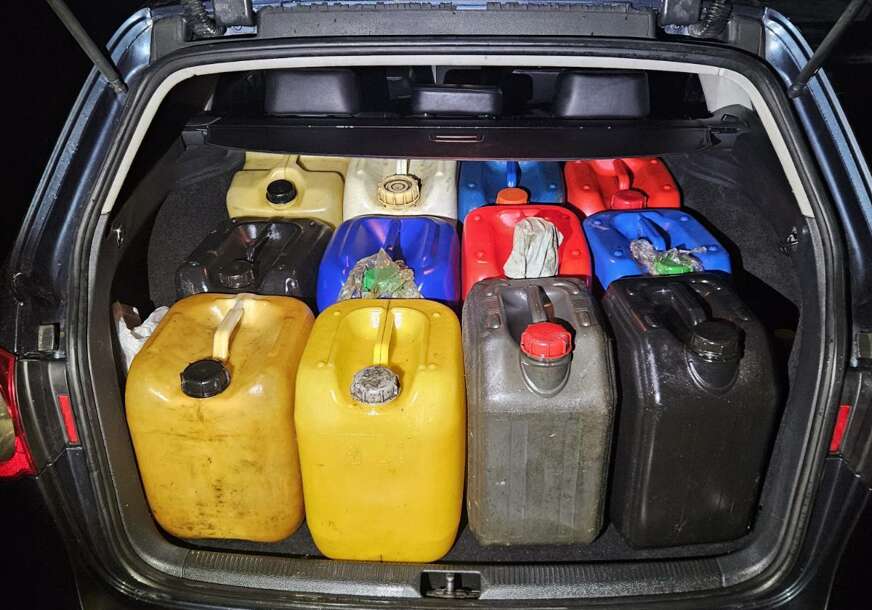 (FOTO) Policija pronašla kanistere u “pasatu”: Bijeljinac uhapšen zbog krađe 1.000 litara goriva
