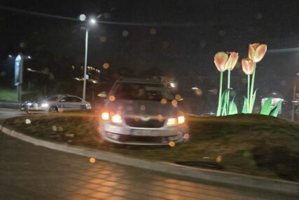 (FOTO) Nesreća u Banjaluci: Autom se zakucao u "tulipane"
