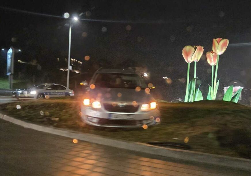 (FOTO) Nesreća u Banjaluci: Autom se zakucao u "tulipane"