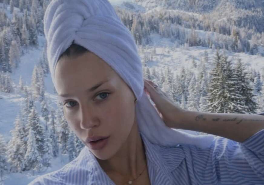 (FOTO) Pozirala na snijegu sa peškirom: Sergej Trifunović i Isidora OTIŠLI NA DOLOMITE, pa pokazali kako se hrane