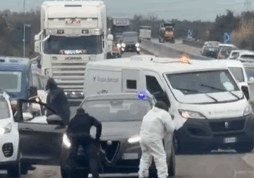 (VIDEO) Filmska pljačka u Italiji: Naoružana banda izvela zasjedu na vozilo za prevoz novca, policija uhapsila trojicu osumnjičenih