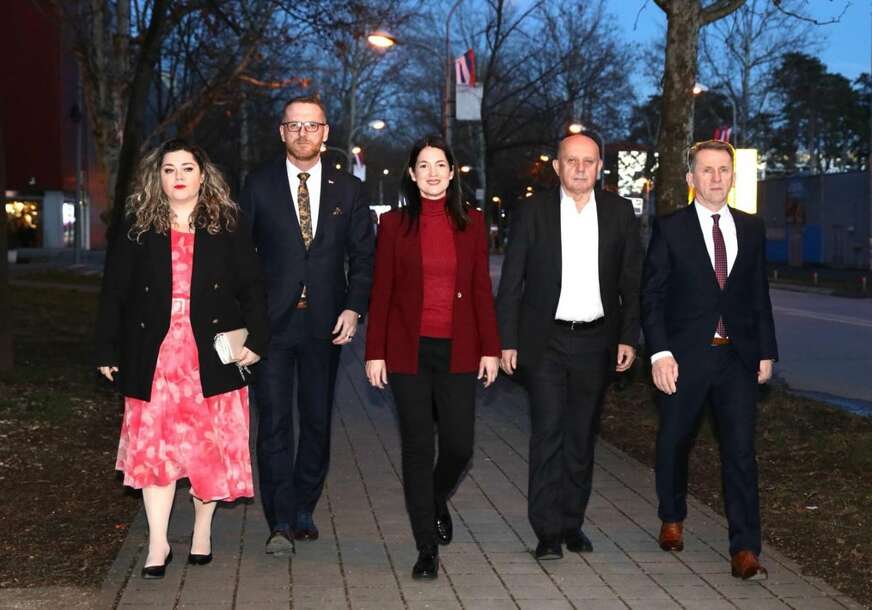 (FOTO) „Na mnogaja ljeta“ Delegacija Narodnog fronta na OBILJEŽAVANJU Dana državnosti Srbije i Srpske