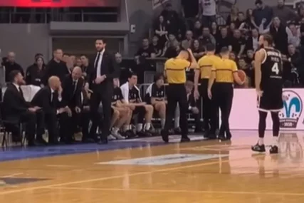 Grobari ih zasuli predmetima, nastavili vrijeđanje: Pogledajte momenat kad sudije napuštaju meč Partizan - Mega