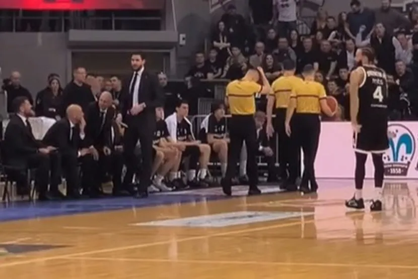 Grobari ih zasuli predmetima, nastavili vrijeđanje: Pogledajte momenat kad sudije napuštaju meč Partizan - Mega