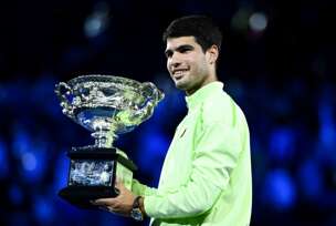 Karlos Alkaras s peharom na Australijan openu
