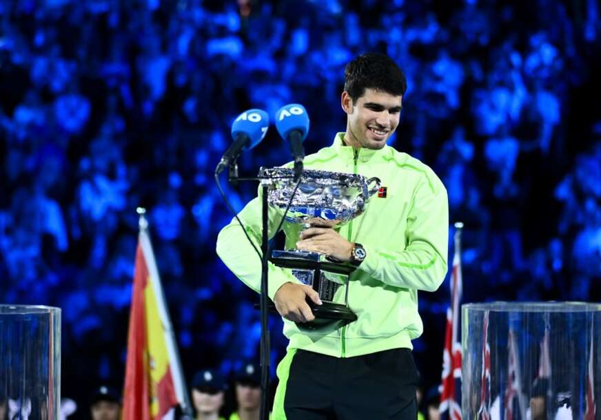 Karlos Alkaras sa peharom na Australijan openu