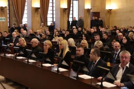 (VIDEO, FOTO) SESTRA JECA, MAJKA I OTAC NEUTJEŠNI Tatjanina najbolja drugarica Dragana Bekvalac plače na sav glas na komemoraciji bivše teniserke