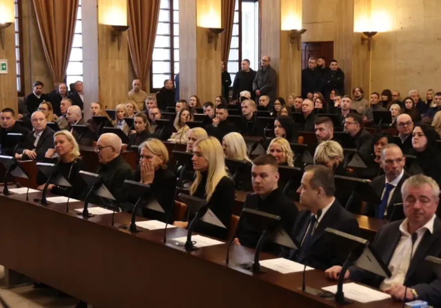 (VIDEO, FOTO) SESTRA JECA, MAJKA I OTAC NEUTJEŠNI Tatjanina najbolja drugarica Dragana Bekvalac plače na sav glas na komemoraciji bivše teniserke