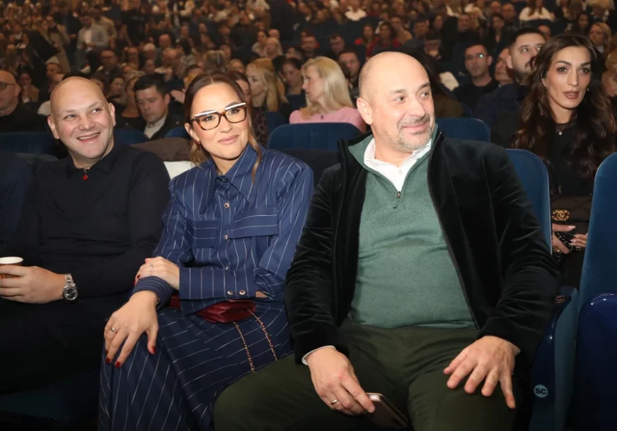 (FOTO) Porodica Šaulić na okupu: Djeca pokojnog pokojnog pjevača u prvim redovima, Goca govorila o Snježaninom otkazivanju