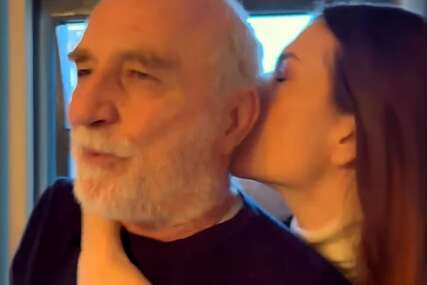 (VIDEO) Pršte poljupci usred kafane: Lazar Ristovski IZAŠAO U PROVOD sa 39. godina mlađom djevojkom, pa zapjevao