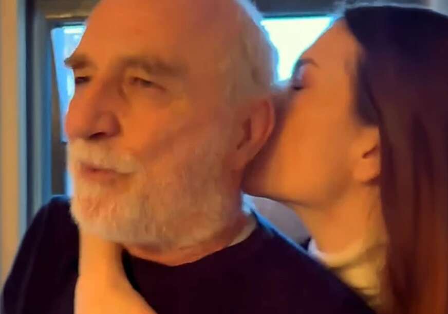(VIDEO) Pršte poljupci usred kafane: Lazar Ristovski IZAŠAO U PROVOD sa 39. godina mlađom djevojkom, pa zapjevao
