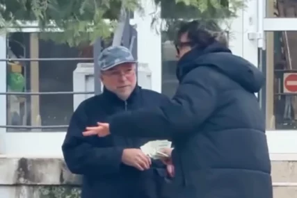 (VIDEO) "Želim da je iznenadim, ali trenutno nemam para" Nikola je PRODAVAO CVIJEĆE na ulici, a onda mu je prišao mladić, zbog onoga što je uradio SVI PLAČU