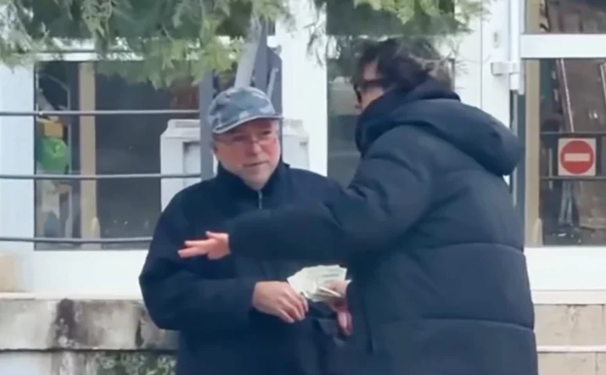 (VIDEO) "Želim da je iznenadim, ali trenutno nemam para" Nikola je PRODAVAO CVIJEĆE na ulici, a onda mu je prišao mladić, zbog onoga što je uradio SVI PLAČU