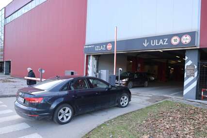 (FOTO) Borik bez besplatnog parkinga: Tržni centar postavio rampe i cjenovnik, EVO KOLIKO KOŠTA SAT i mjesečni zakup