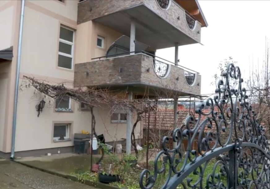 (FOTO) TU JE ODRASLA Ovo je kuća u kojoj žive roditelji Milice Todorović, majka se ne odvaja od pjevačice nakon porođaja