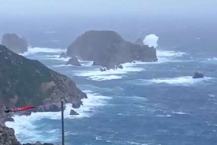 (VIDEO, FOTO) Talasi kao trospratnice, prizor za nevjericu: Dalmaciju pogodio OLUJNI KOVITLAC, fenomen koji je nemoguće prognozirati