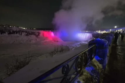 (FOTO, VIDEO) Povodom Dana državnosti Srbije: Nijagarini vodopadi u bojama SRPSKE TROBOJKE