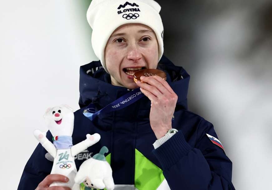 Nika Prevc sa bronzanom medaljom na ZOI
