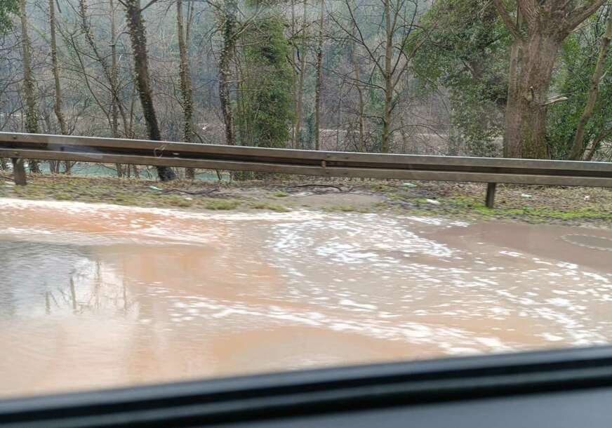 (VIDEO, FOTO) Fekalije teku magistralom KOD ŠKOLE U BANJALUCI: Djeca udišu smrad kanalizacije, nadležni se prave mrtvi